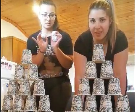 Παιχνίδι με ποτήρια πυραμίδα